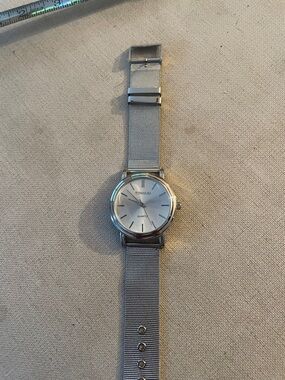 Titanium Quartz Silver Mesh Strap Watch needs battery